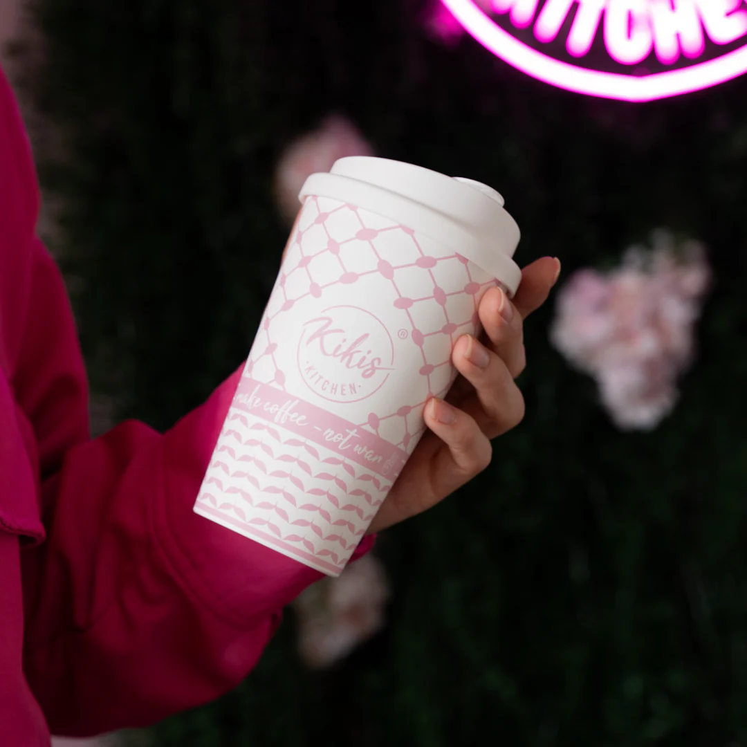 Kikis Coffee To Go Mehrweg Becher - Kufiye rosa/weiß - Image 3
